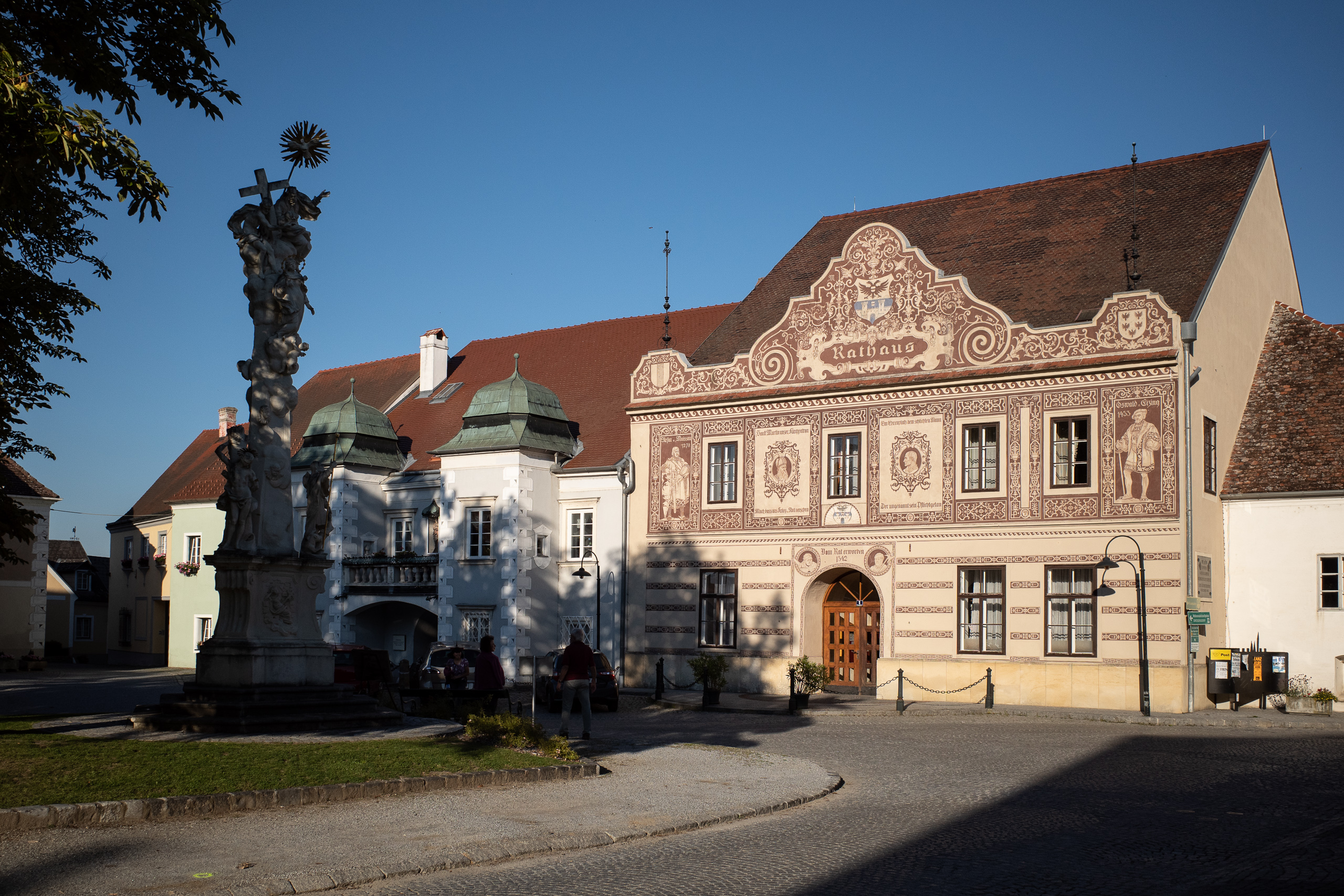 Der Hauptplatz mit dem Sgraffito-Rathaus und der Dreifaltigkeitssäule